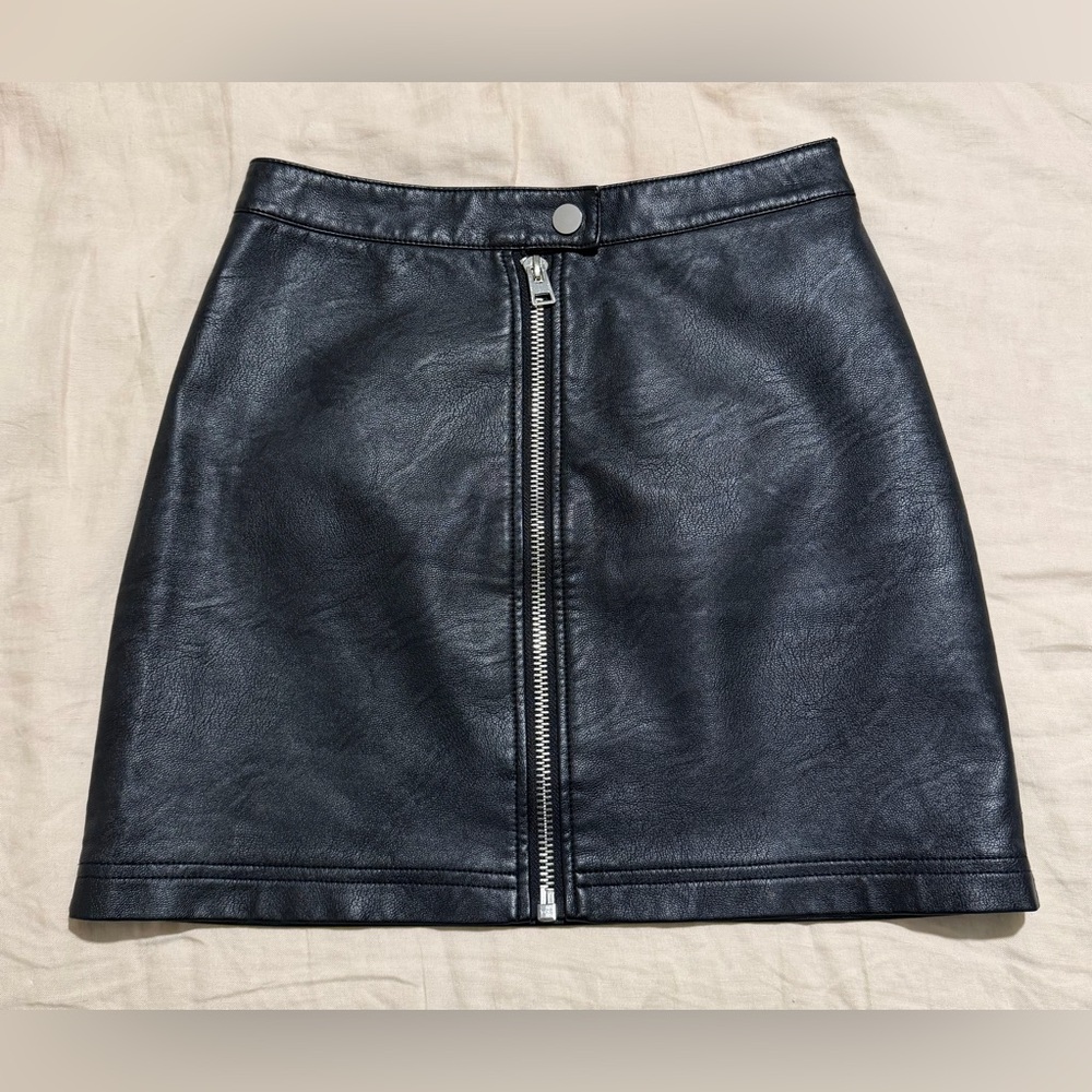 TOPSHOP zipper front faux leather skirt - 4 - Picture 2 of 8